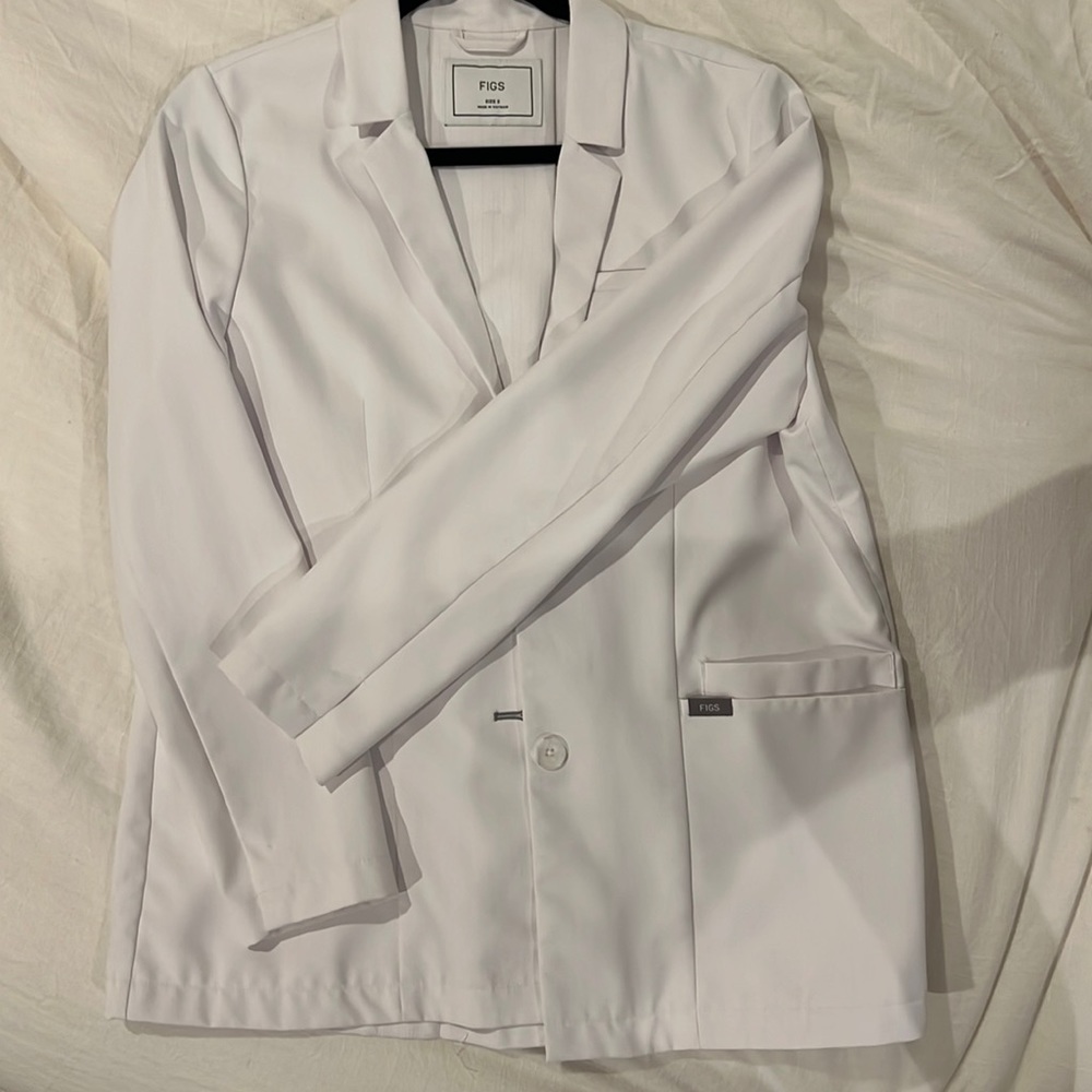 Figs short lab white coat